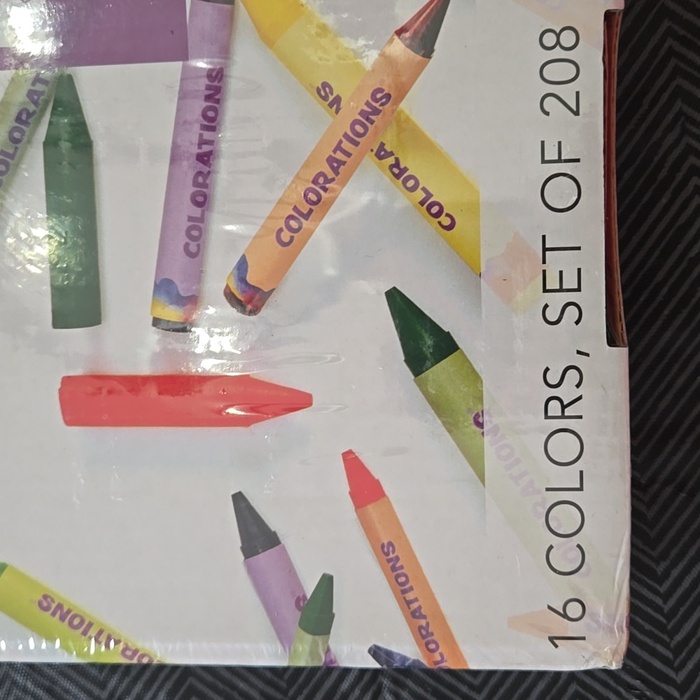 Triangular Crayons Set - 16 Colors 208 Crayons, New In Box - Picture 3 of 3